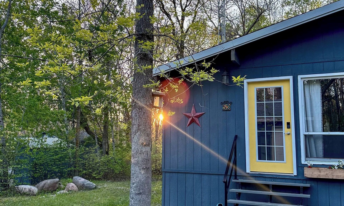 Beaconia Cabin | Cozy Cabin Retreat Lakeview Bay