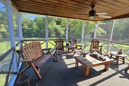 Grubville House | Cozy Cabin Retreat - Sleeps 8 - 1 Hr from STL