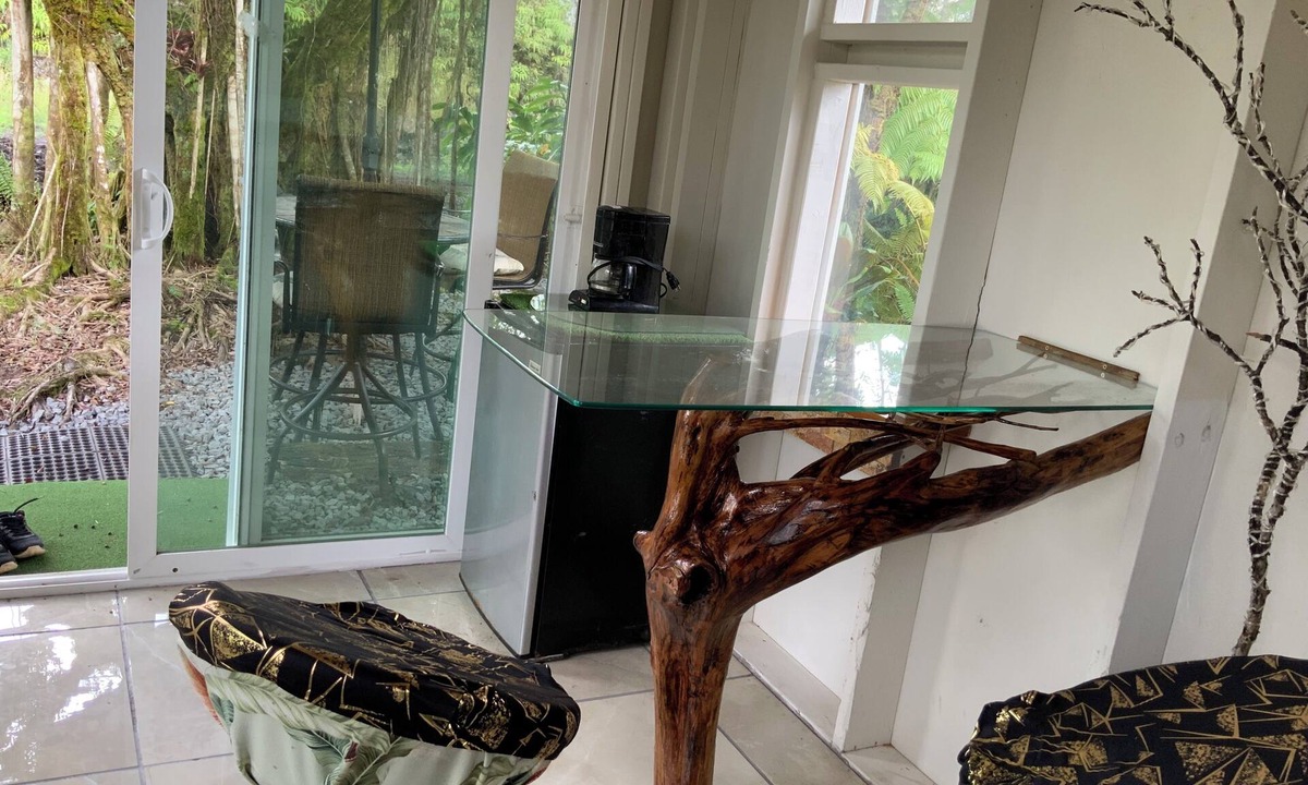 Mountain View Cabin | Cozy cabin under majestic banyan tree