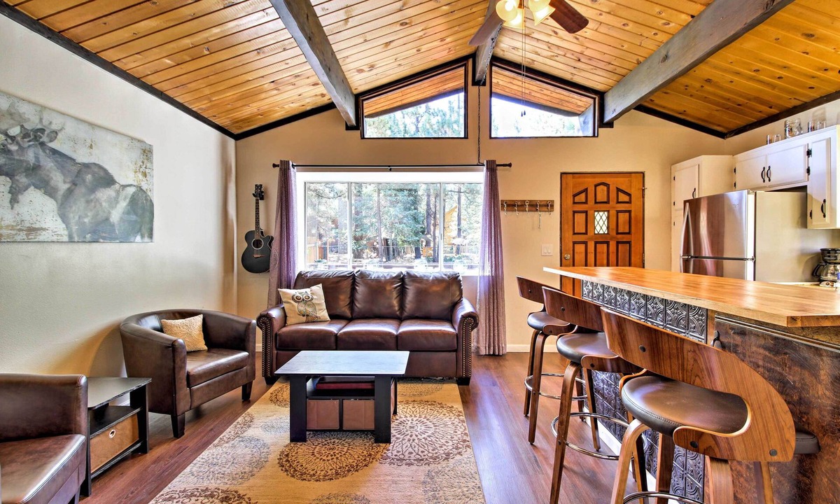 Big Bear City Cottage | Cozy Cabin w/Deck & Fireplace in Big Bear!