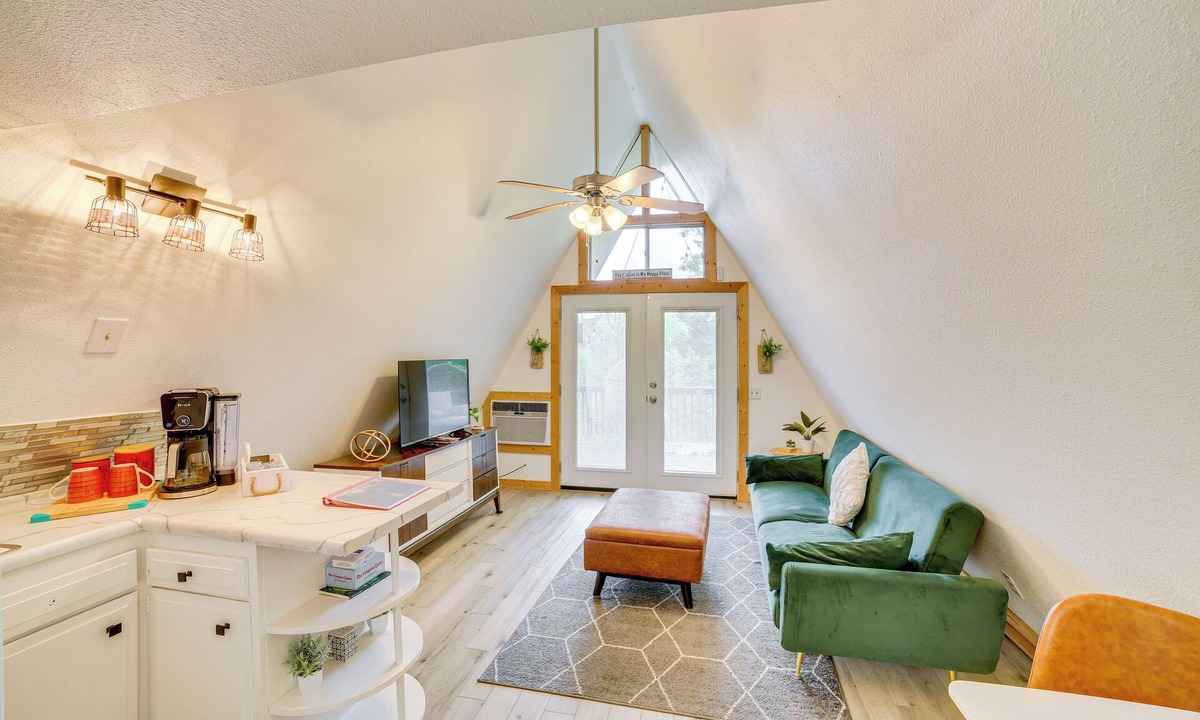 Rockaway Beach Apartment | Cozy Cabin w/Fire Pit: Walk to Lake Taneycomo!