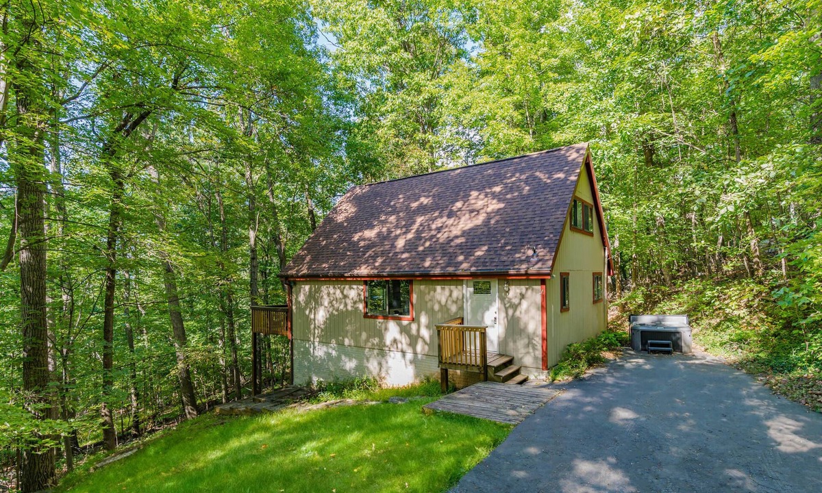 Ridgeway Ski Chalet | Cozy cabin w/hot tub, fire pit & dog-friendly