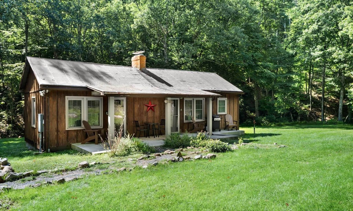 Arthur Ski Chalet | Cozy cabin w/hot tub & fire pit