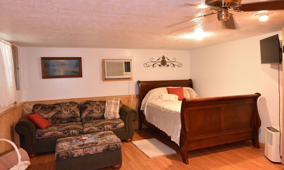 Woodbine Cabin | Cozy cabin with Full Kitchen on a pond in charming Corbin