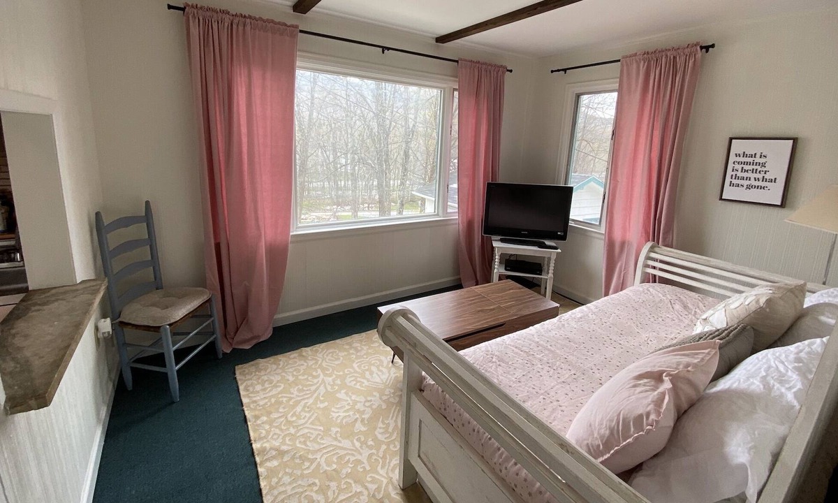 East Dorset Cabin | Cozy Cabin with Sweeping Mountain Views