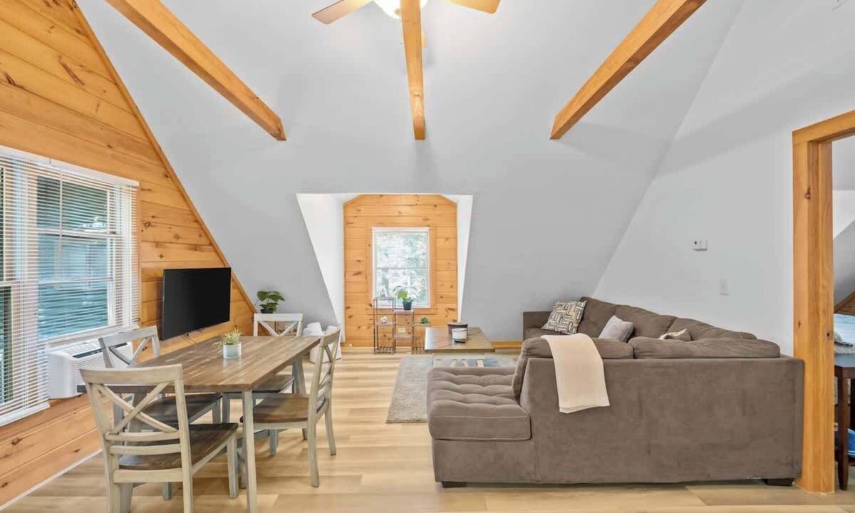 Black Mountain Cabin | Cozy Cabin with Game Room