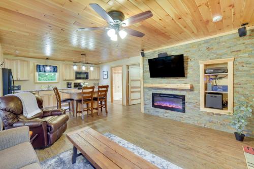 Cable House | Cozy Cable Cabin Rental - Pet Friendly!