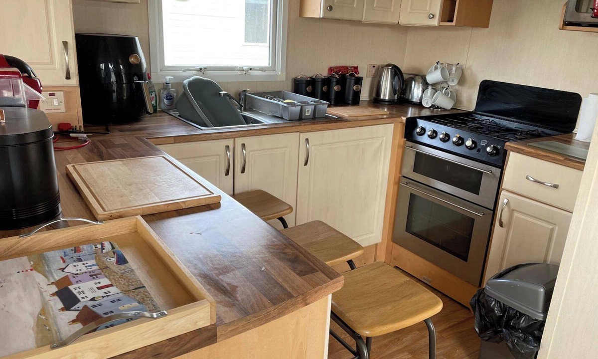 Camber Cabin | Cozy Camber Caravan 3 Bedroom Retreat With Decking