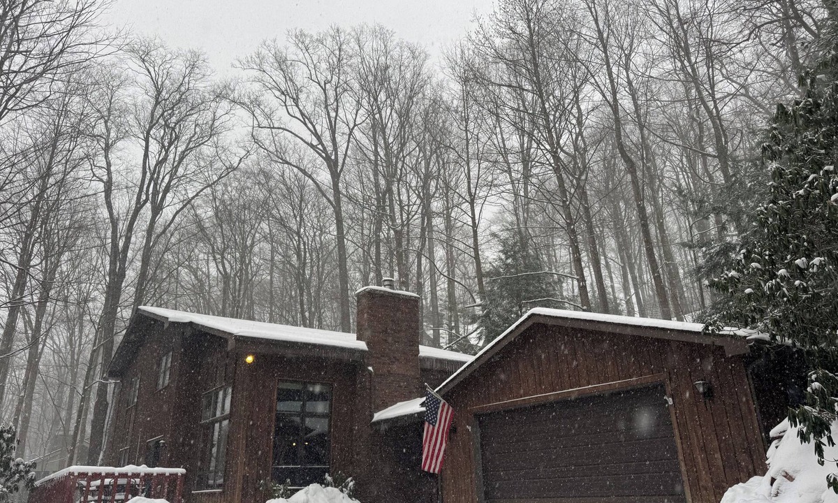 Hidden Valley House | Cozy Camp Hope Lake Lodge with the lifts and slopes nearby to be ski in and out.