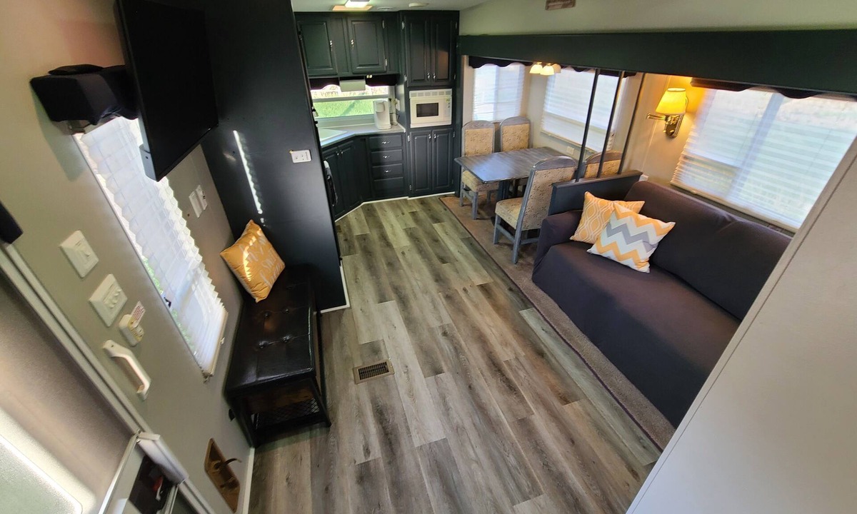 Custer House | Cozy Camper down Wind Song: In the Black Hills
