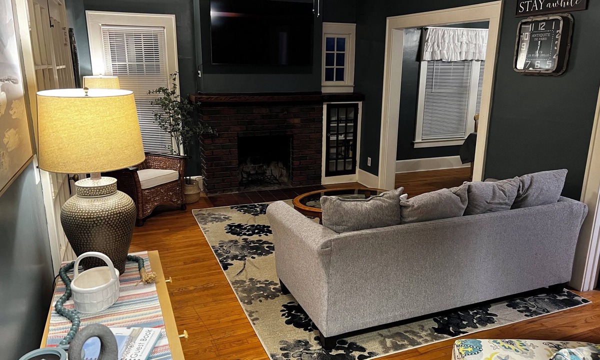 Eastside Apartment | Cozy Campus Upstairs 3 Bedroom Apartment steps from Syracuse University