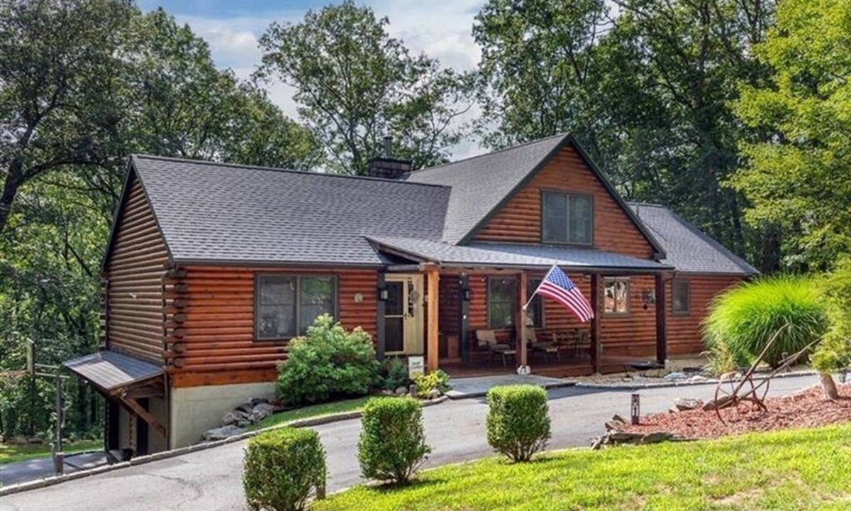 Danbury House | Cozy Candlewood Lake Cabin — Family + Friend Retreat