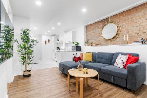 Sainte-Marie Apartment | Cozy Cando in Down Town