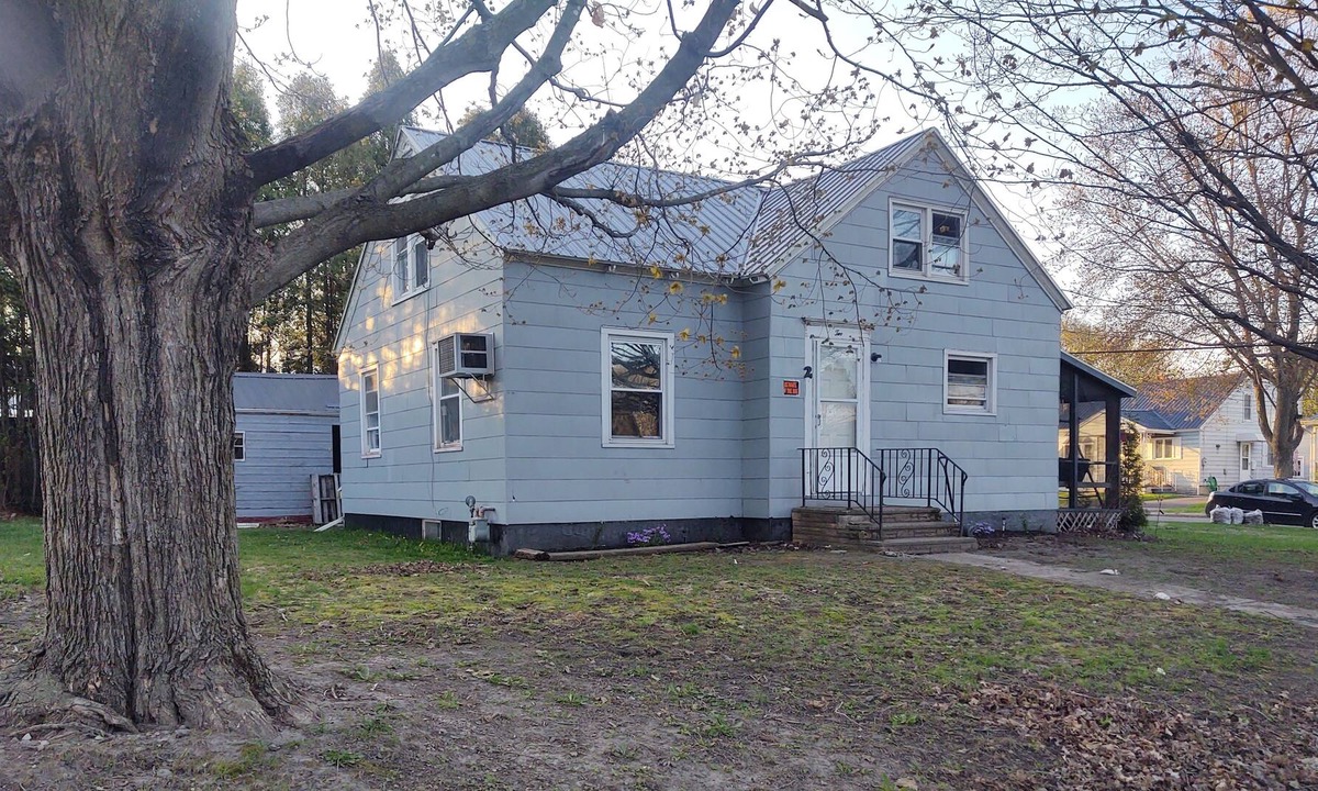 Massena House | Cozy cape cod home