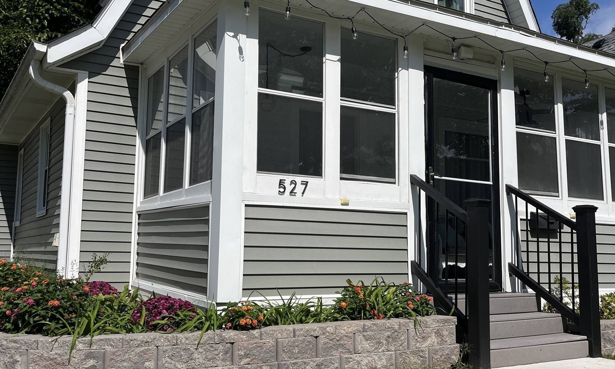 Lake Geneva House | Cozy Cape Cod in Lake Geneva - walking distance to Main St and Beach