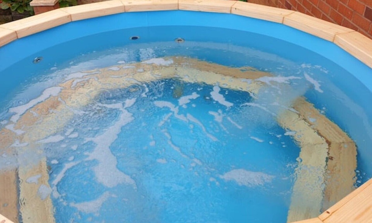 West Buckland RV Rental | Cozy caravan perfect for 2