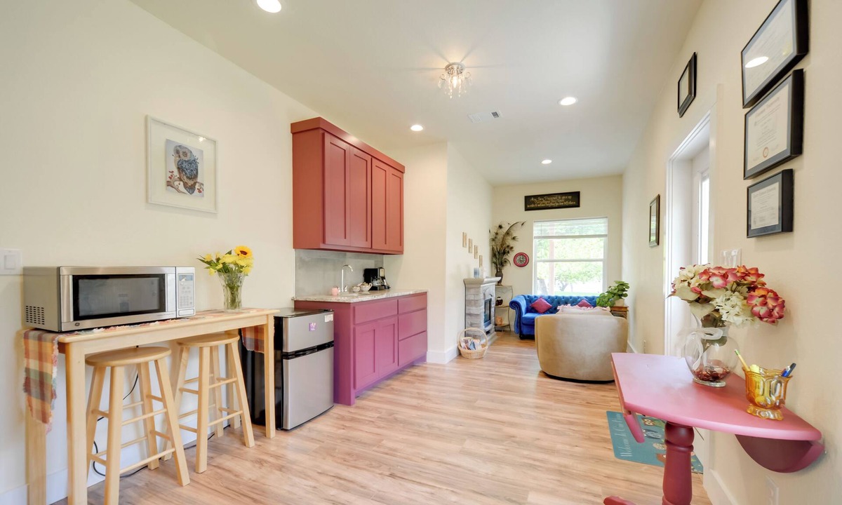 Cottonwood Shores Apartment | Cozy Casita & Cabana on Lake Marble Falls!