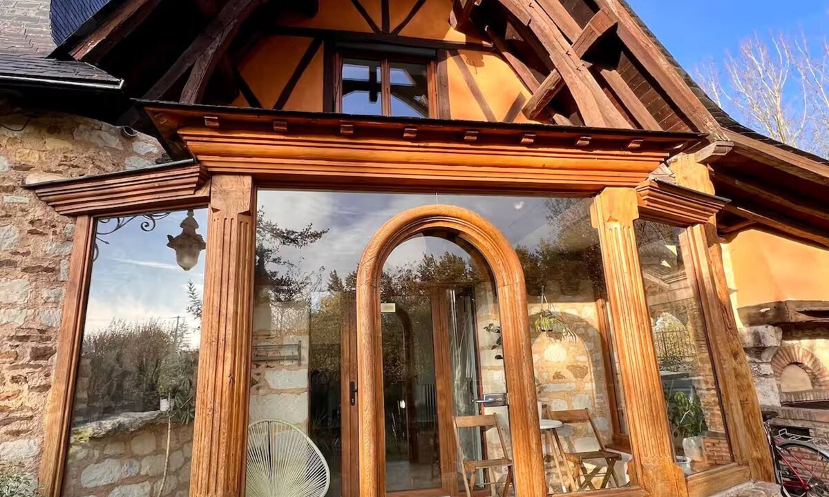 Loire-Authion Cottage | Cozy Castle Style Gîte Pond View