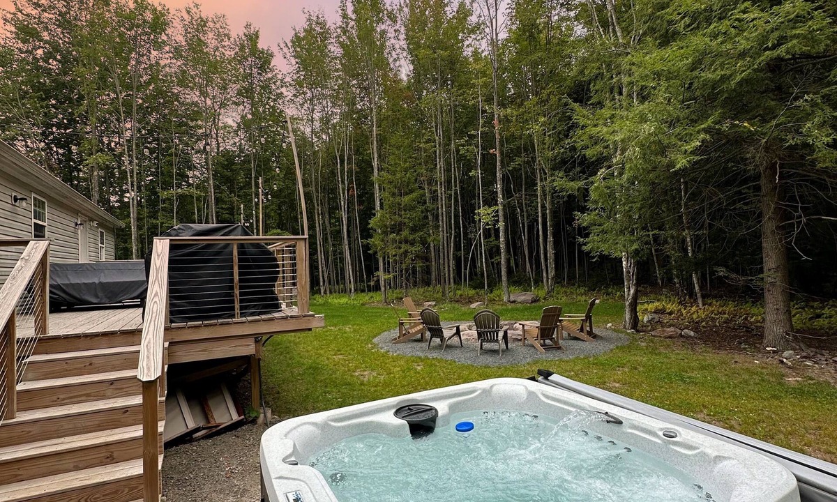 East Jewett House | Cozy Catskills Cabin on 15 Acres - Hot Tub Fire Pit Game Room