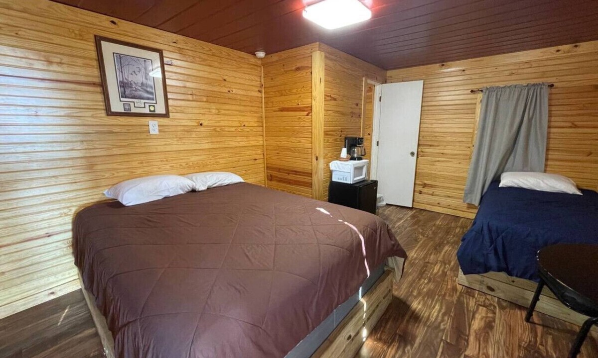Pottsboro Cabin | Cozy Cedar Cabin at Mill Creek Marina: Cabin 3