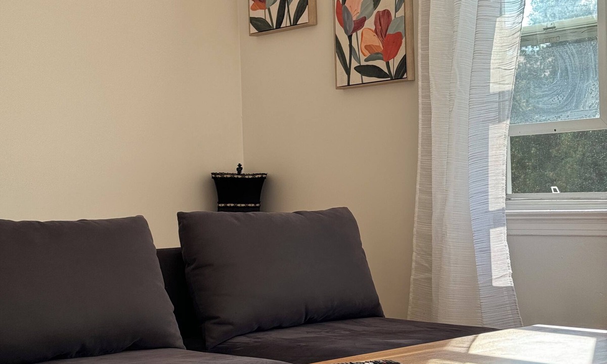 Vanier Condo | Cozy Central 2 bedroom Flat with free parking