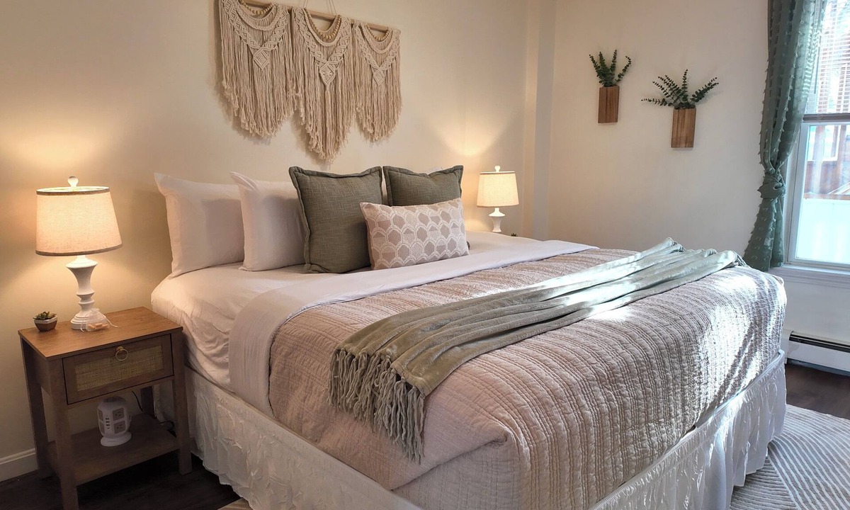 Manchester Apartment | Cozy Central Downtown 2BD Unit Close to Elm & 93