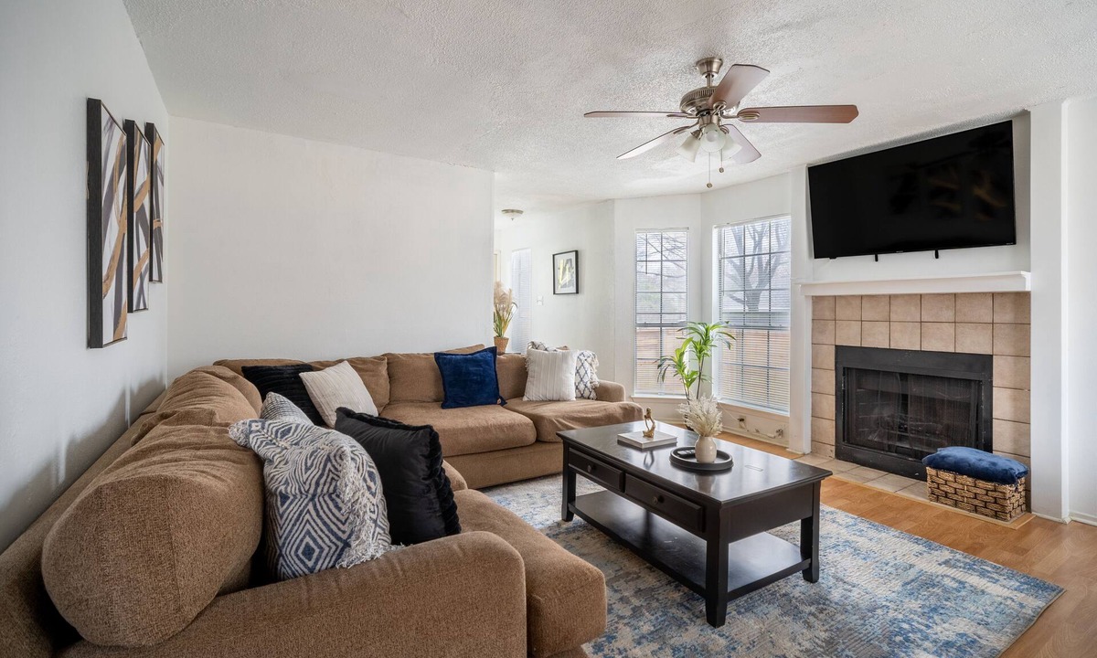 East Riverside - Oltorf House | Cozy & Central Home with Backyard - 7 Min Downtown