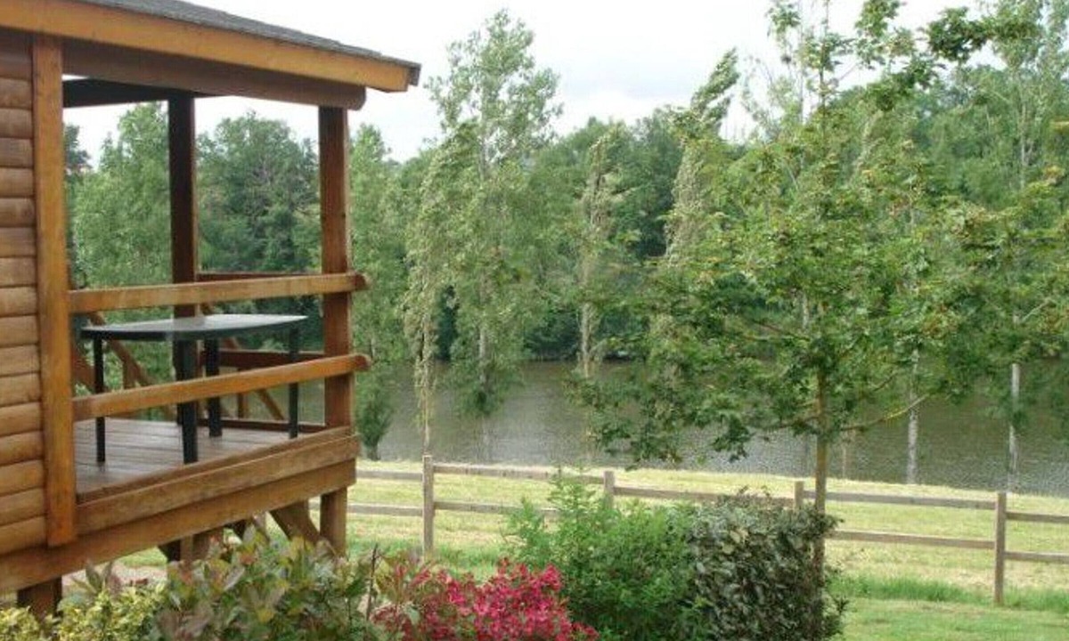 Naucelle Ski Chalet | Cozy chalet for 5 people with terrace, pond view