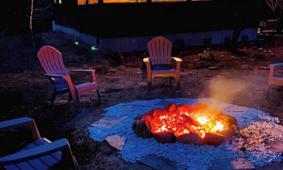 Kimball Lake Shores Cabin | Cozy Chalet, Hot Tub, 25min to N. Conway, 15min to pleasant mountain, Dogs ok
