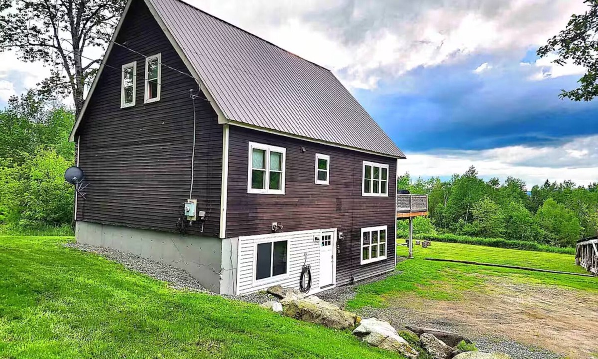 Lancaster Ski Chalet | Cozy Chalet – Mtn View+ Hot Tub+ Hike+ Santa's Vil