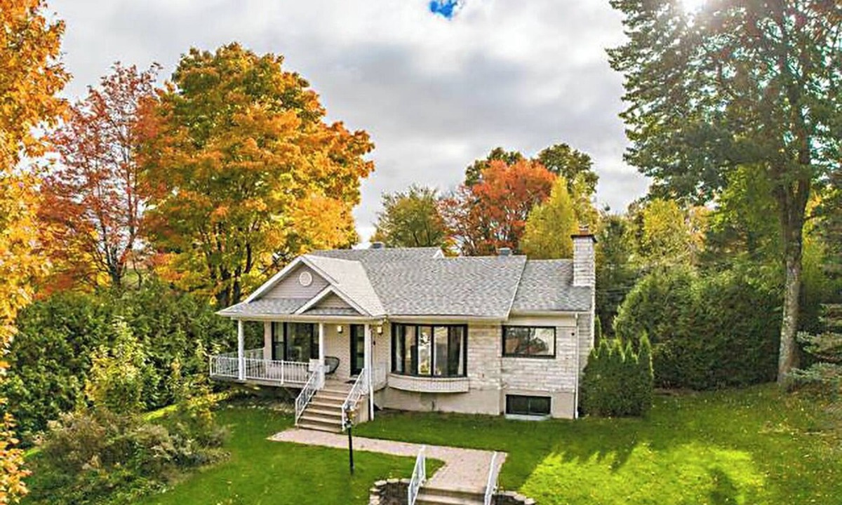 Lac-Brome Ski Chalet | Cozy chalet overlooking Lac-Brome