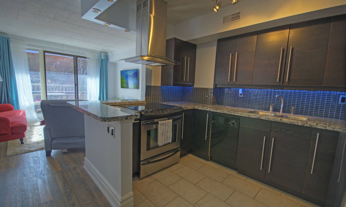 Garden District Apartment | Cozy Chalet w/a fireplace in a quiet courtyard