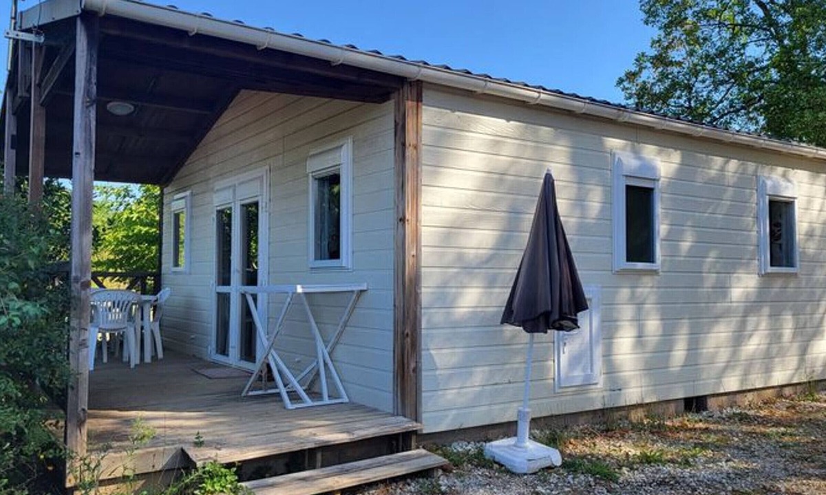 Salles Ski Chalet | Cozy Chalet with Terrace - 4 Guests