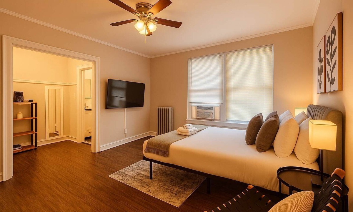 Hyde Park Apartment | Cozy Charm Studio Apt in Chicago