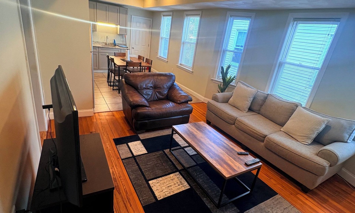 Malden House | Cozy Charming Convenient 3 bedroom apartment