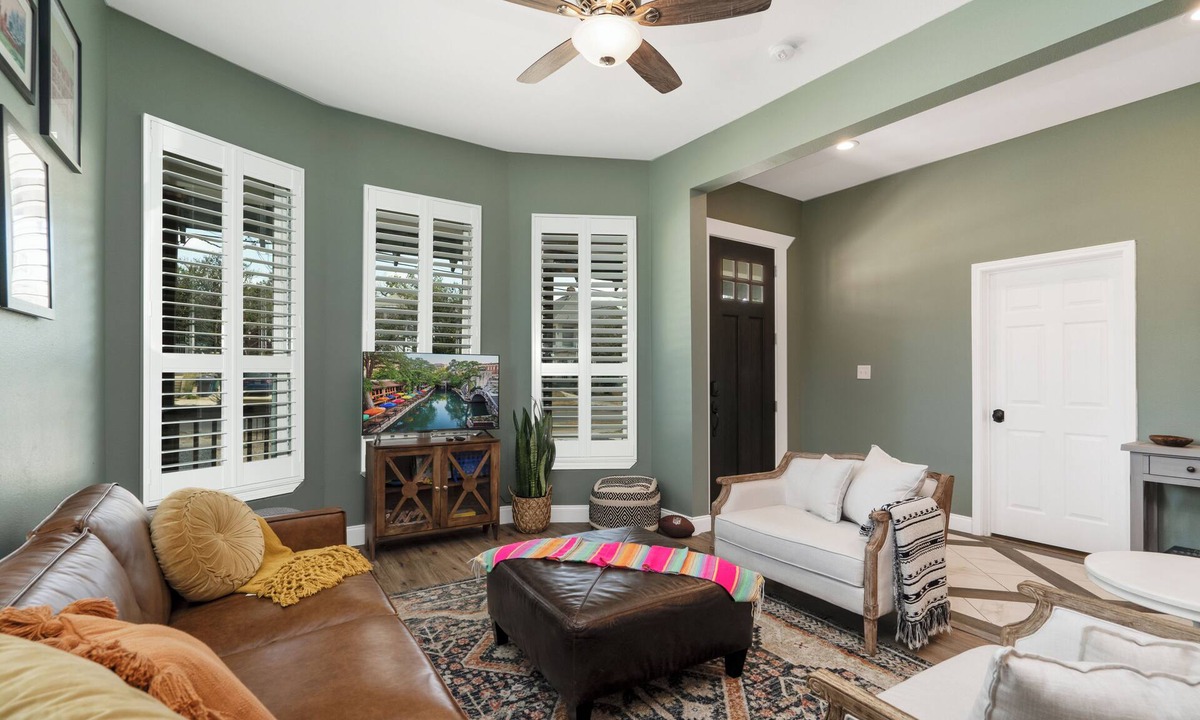 Alta Vista House | Cozy & Charming Two-Bedroom Home in Downtown San Antonio - Alta Vista
