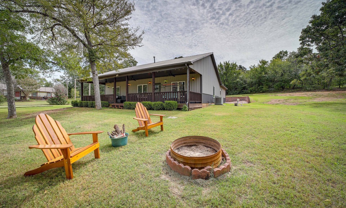 Checotah House | Cozy Checotah Retreat w/Deck Near Eufaula Lake