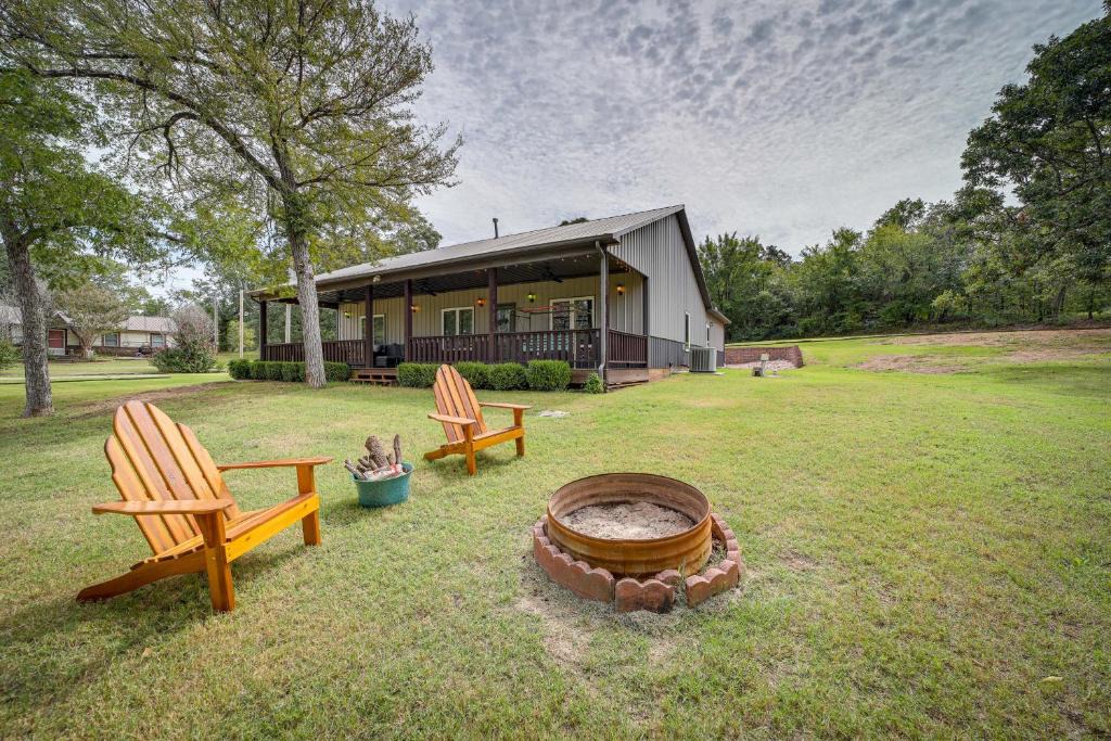 Checotah House | Cozy Checotah Retreat w/Deck Near Eufaula Lake