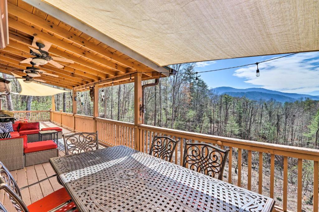 Hidden Lake House | Cozy Cherry Log Cabin about 10 Mi to Mercier Orchards