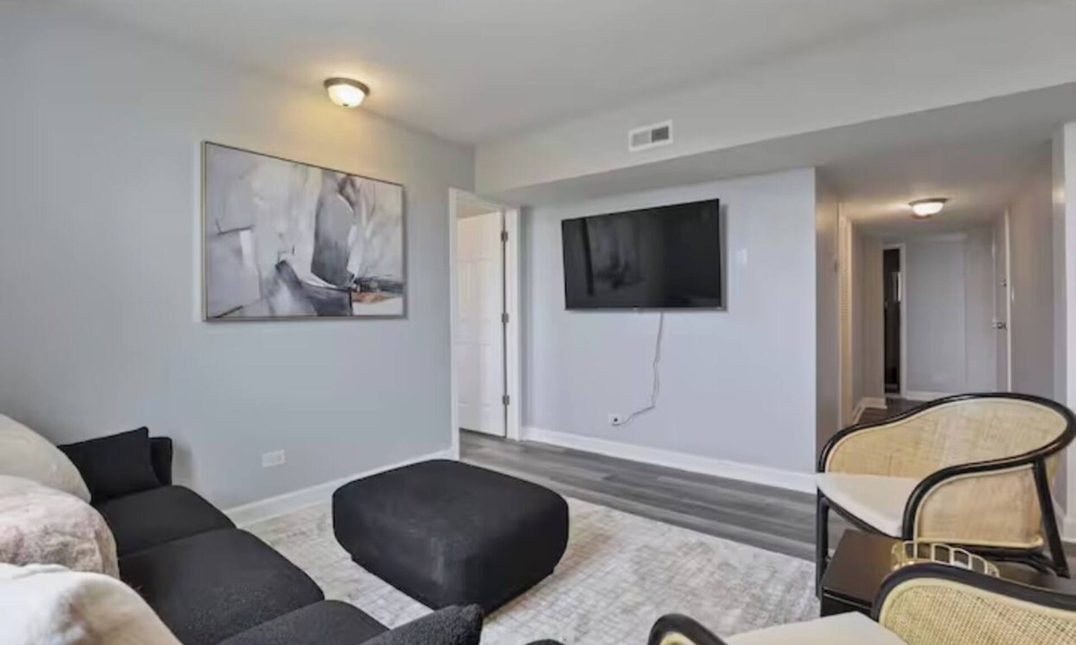 Oak Park Apartment | Cozy Chic 4BD 2BA Oak Park Penthouse