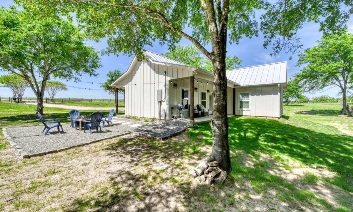Washington Cottage | Cozy Chic Cabin with Fire Pit, BBQ and Countryside Views in Texas