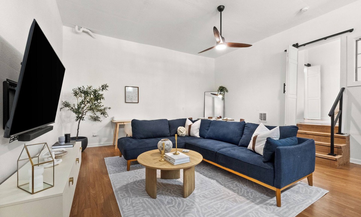 Downtown Oakland Apartment | Cozy chic downtown Oakland condo.