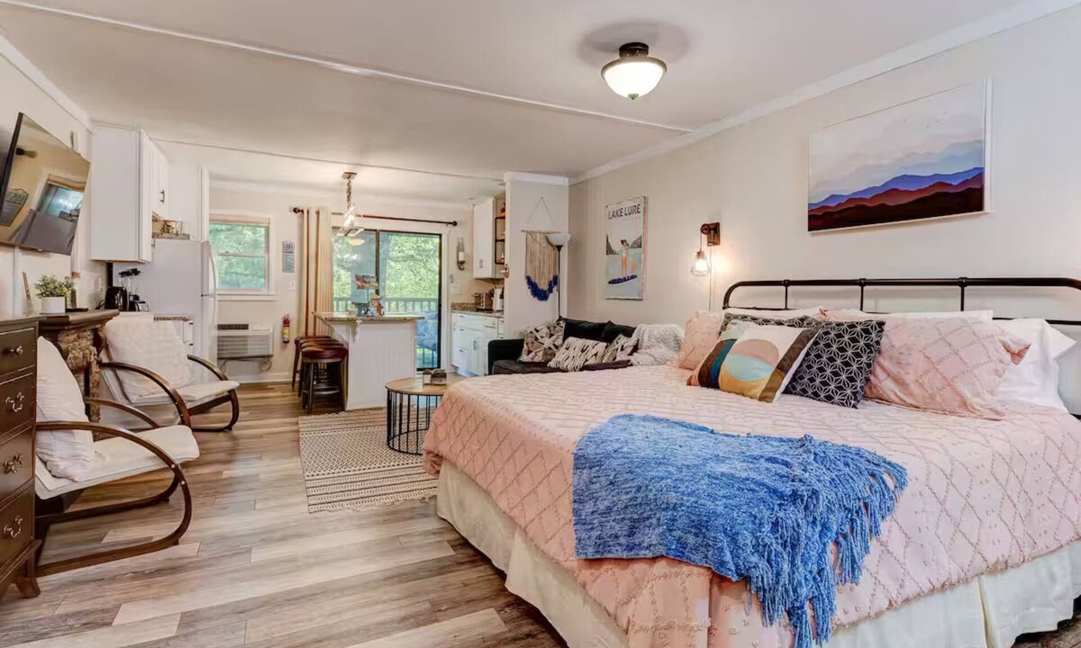 Lake Lure Condo | Cozy Chic Lake Lure Studio Rumbling Bald Resort Access!