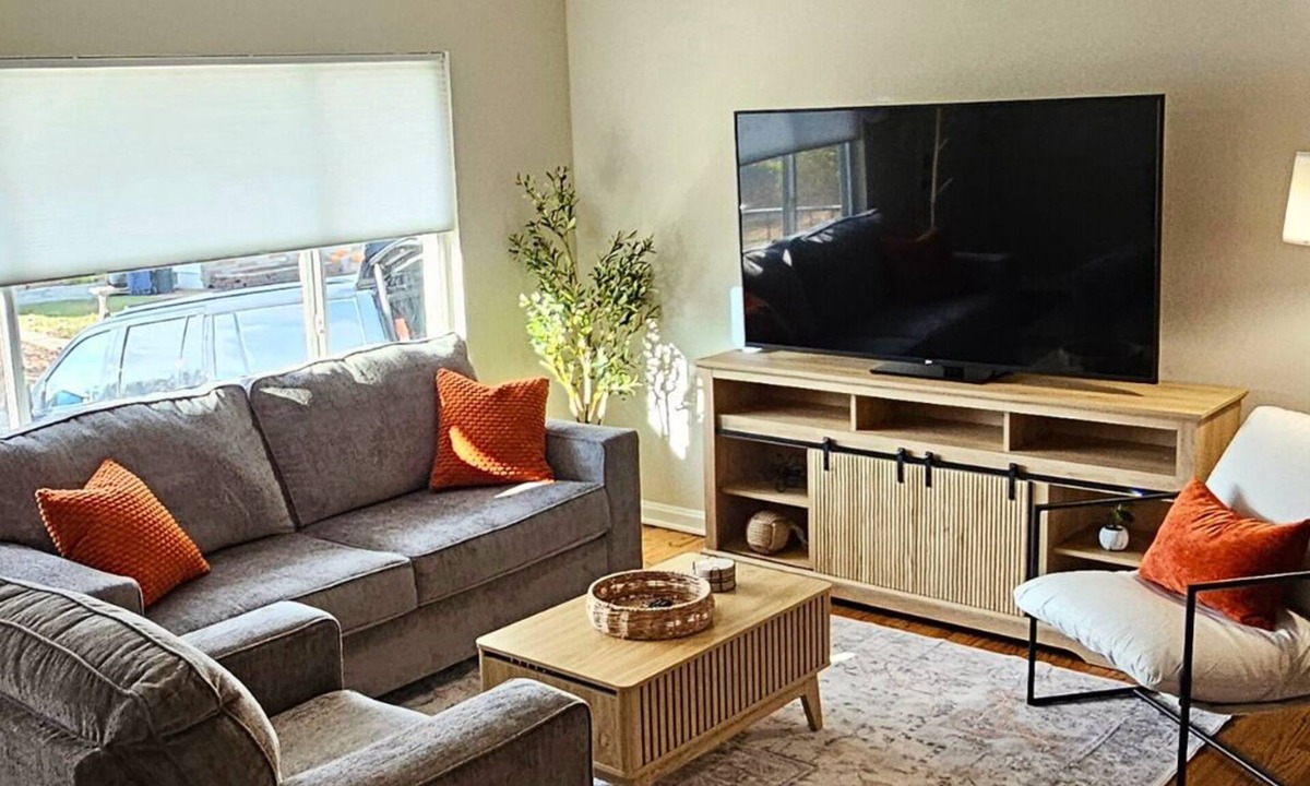 Clifton Heights House | Cozy City Gem: 5 Star Location - Backyard -Office-Gym!