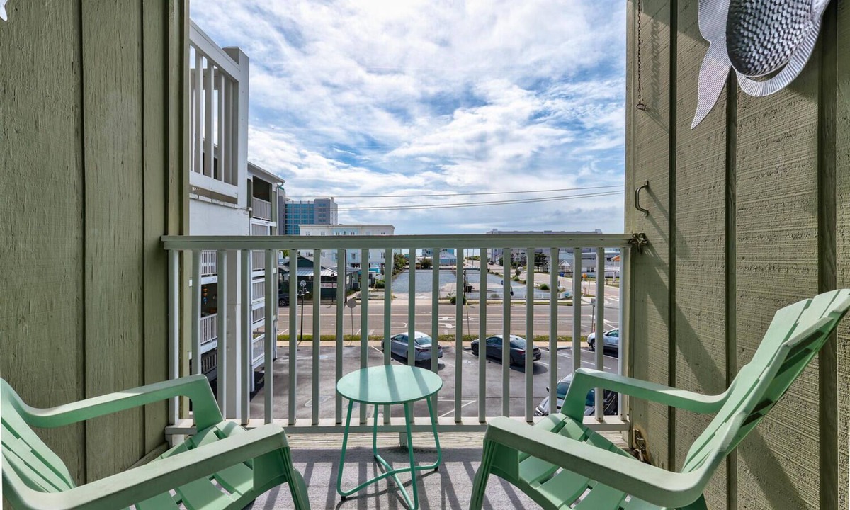 Carolina Beach Condo | 🐚Cozy Clam🐚 Oceanview, Walk to Shops/Dining 🌴