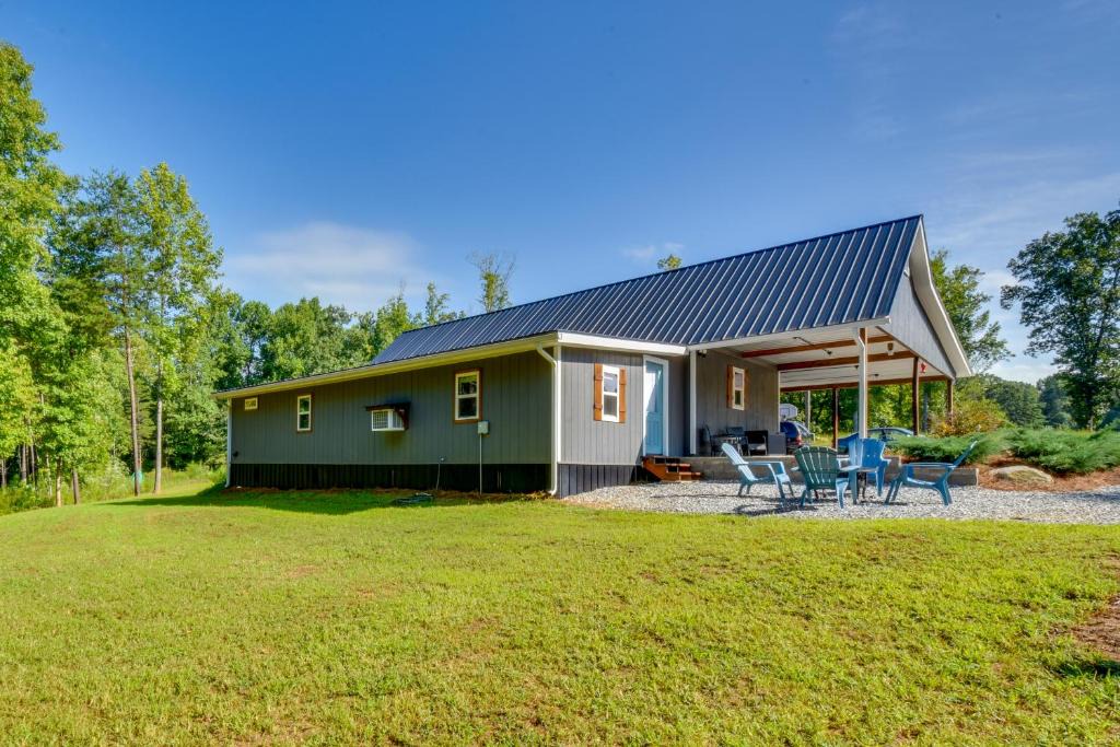 Clarkesville House | Cozy Clarkesville Getaway with Fire Pit!