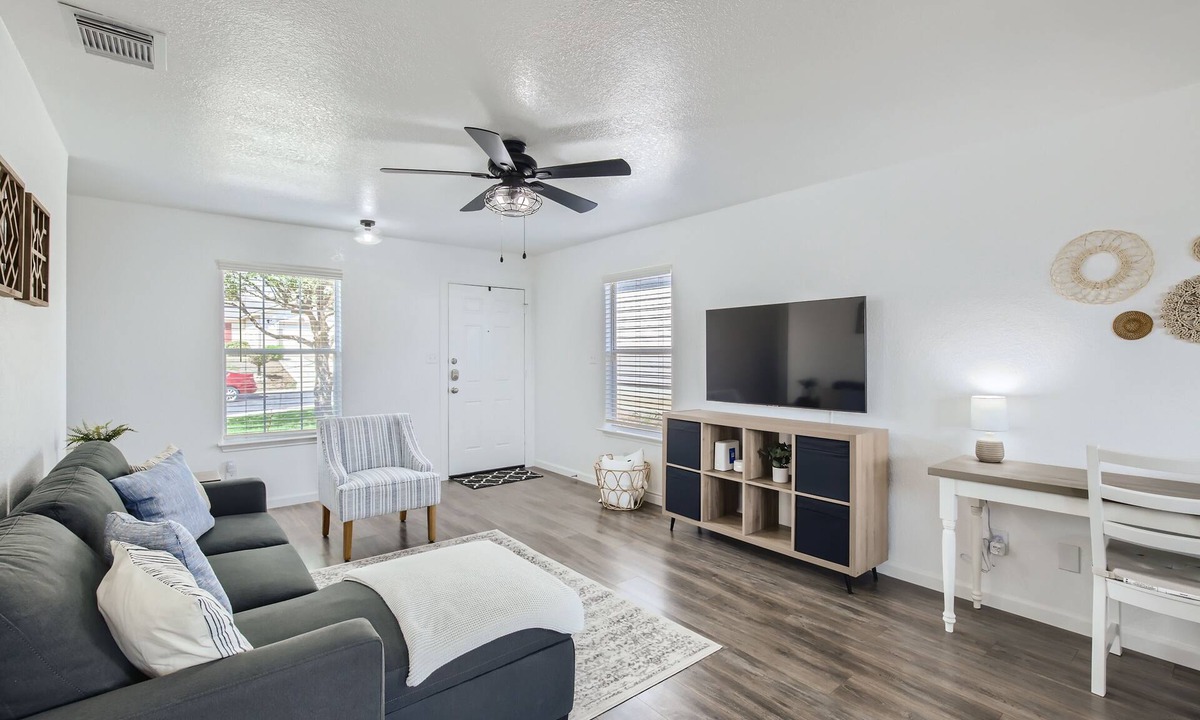 San Antonio House | Cozy&Clean 2BR w/views Lackland BMT Sunset Views