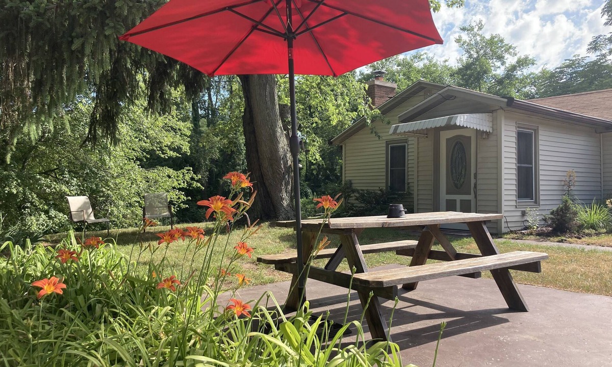 Lake Michigan Beach Cottage | Cozy. Clean, Perfect for couples and small families.