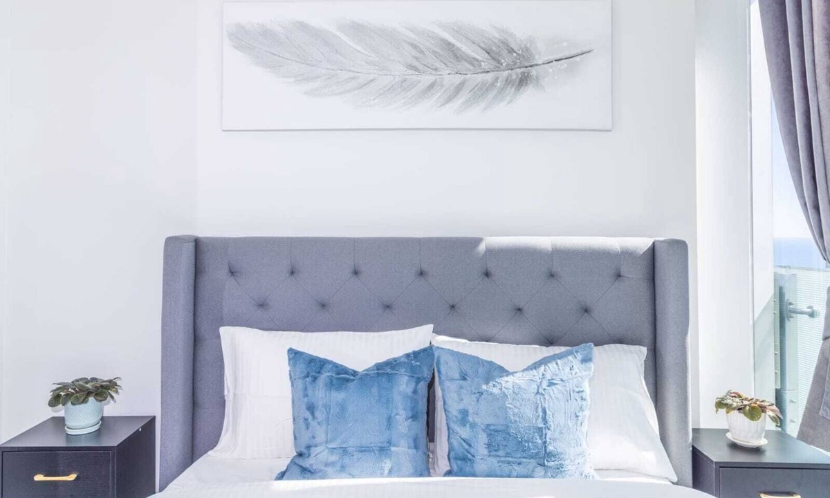 Toronto Entertainment District Apartment | Cozy CN Tower Sunset View Haven