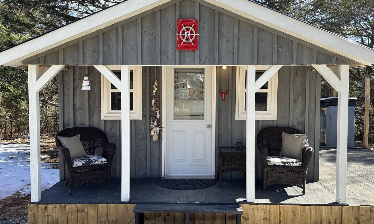 Valley Road Cabin | Cozy Coastal Cabin w/Hot Tub